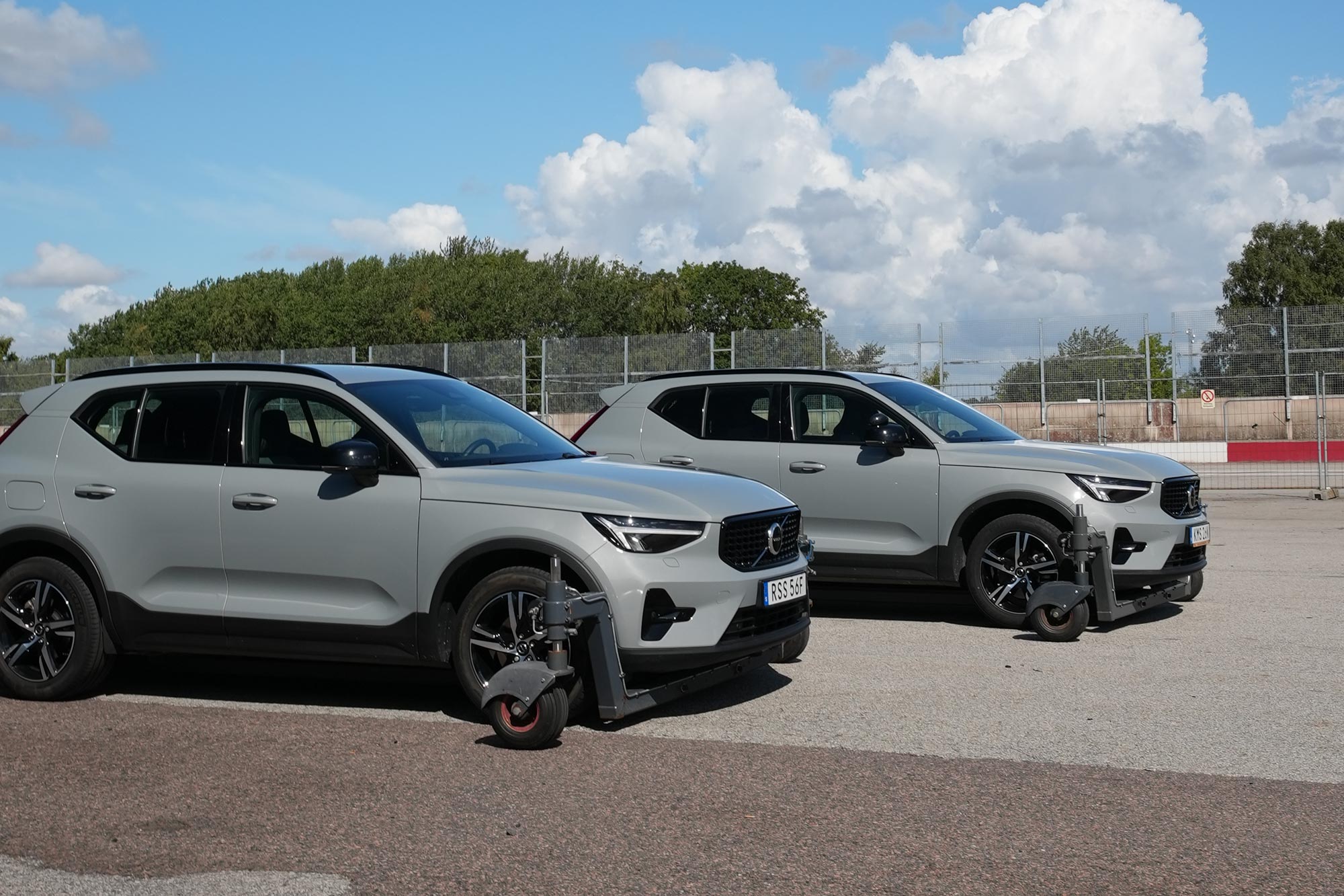 Två silverfärgade bilar utrustade med skidcar-teknik parkerade sida vid sida