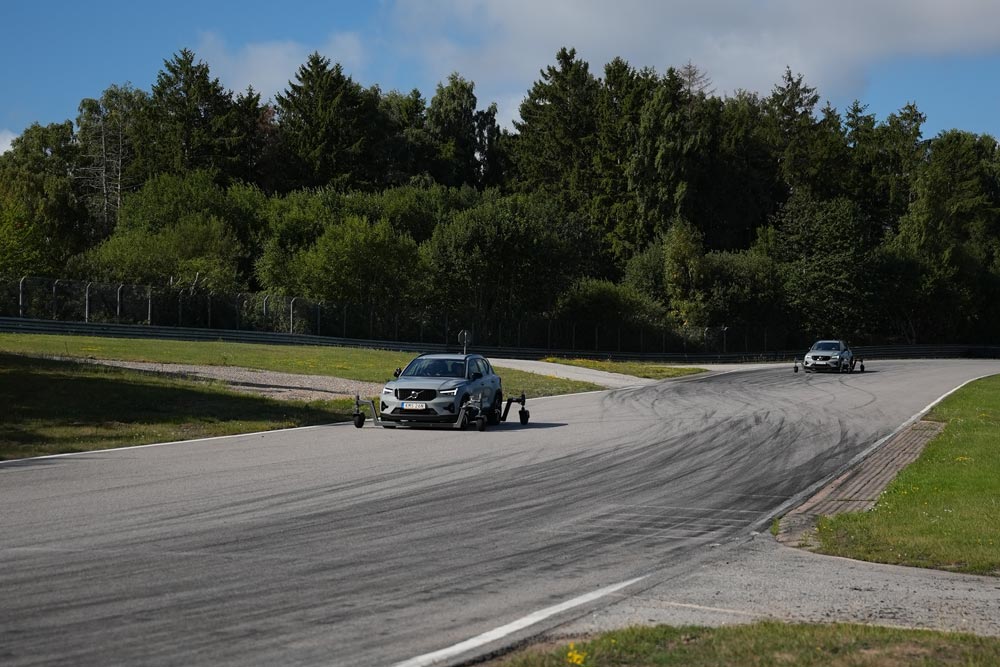Två bilar under halkkörning med skidcar-teknik på Körkortsgruppens Risk 2-bana